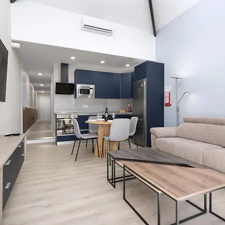 Home2book In With Pool Terrace